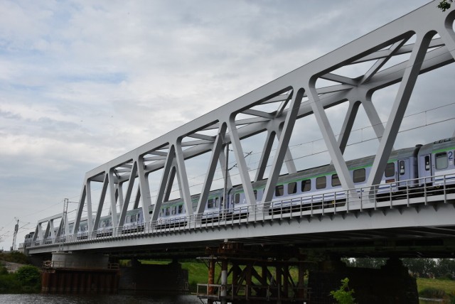 Nowy most przez Odrę w Opolu jest już gotowy i jeżdżą po nim pociągi