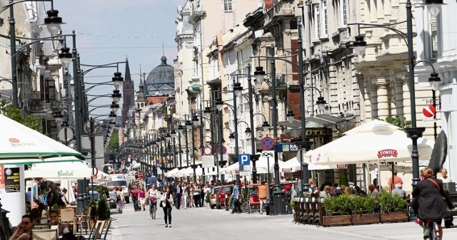 - 26 lipca, godz. 12-19 

Zbiórka: Pasaż Rubinsteina

Każdy chętny będzie mógł wziąć udział w wycieczkach tematycznych i inscenizowanych.

Na zwiedzających podczas wycieczek inscenizowanych w podwórzach ulicy Piotrkowskiej czekać będą liczne niespodzianki, do których doprowadzą przewodnicy. Spotkać będzie można historyczne postacie, cyrkowców, scenki obyczajowe oraz muzyków.

Tematy wycieczek:
-&nbsp;12:00 - Nieme filmy i plotki w teatrze, czyli jak spędzano czas wolny na Piotrkowskiej - wycieczka tematyczna.
-&nbsp;13:00 - Od tkaczy do fabrykantów, jak powstała i zmieniała się ulica Piotrkowska - wycieczka tematyczna.
-&nbsp;14:00 - Codzienność ulicy i plotki z podwórka - wycieczka inscenizowana.
-&nbsp;15:00 - Wędrowni artyści i zabawy podwórkowe - wycieczka inscenizowana.
-&nbsp;16:00 - Uważaj na Ślepego Maksa i inne niespodzianki w zakamarkach Piotrkowskiej - wycieczka inscenizowana.
-&nbsp;17:00 - Wędrowni muzycy, występy podwórkowe - wycieczka inscenizowana.
-&nbsp;18:00 - Piotrkowska w filmie, filmowcy na Piotrkowskiej  - wycieczka tematyczna.
-&nbsp;19:00 - Grube ryby przemysłu, artyści i inne osobistości, czyli o sławnych łodzianach na Piotrkowskiej - wycieczka tematyczna.