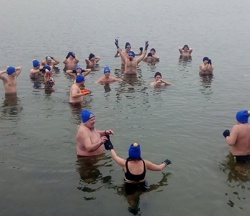 Blisko 20 miłośników kąpieli w zimniej wodzie ze Skwierzyny,...