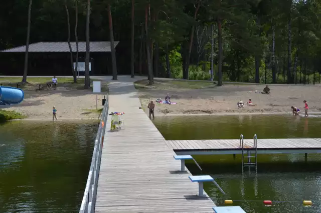 Plażą nad jeziorem Lednik w Miastku