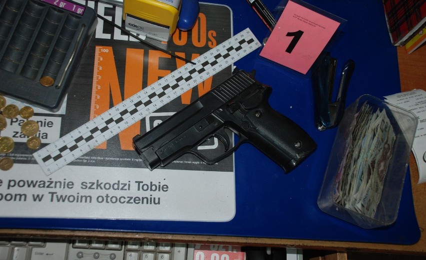 Atrapy broni, którymi posłużono się w czasie napadu.