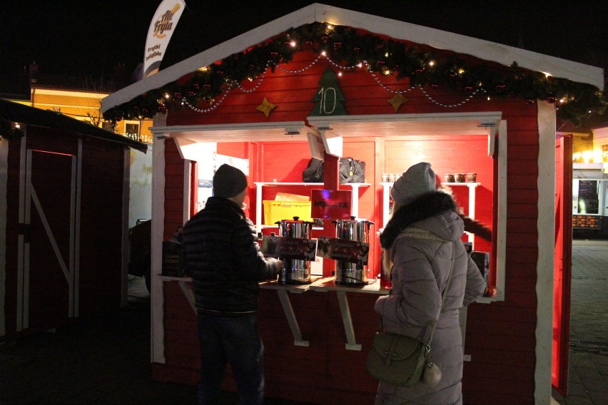 Chrzanów. Rozpoczęła się Miejska Gwiazdka na Rynku. Muzyka, foodtrucki i żywa szopka