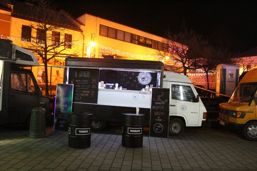 Chrzanów. Rozpoczęła się Miejska Gwiazdka na Rynku. Muzyka, foodtrucki i żywa szopka