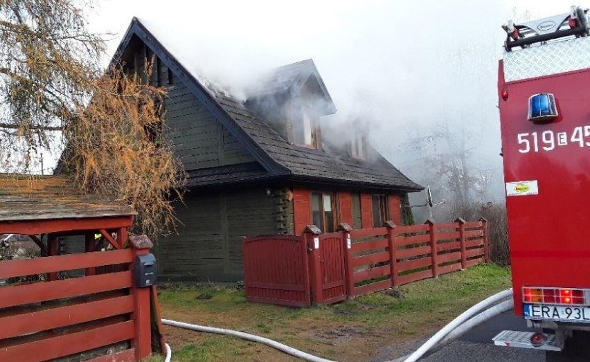 Gmina Gidle. Pożar w Grabach, płonął drewniany budynek. 300 tys. zł strat