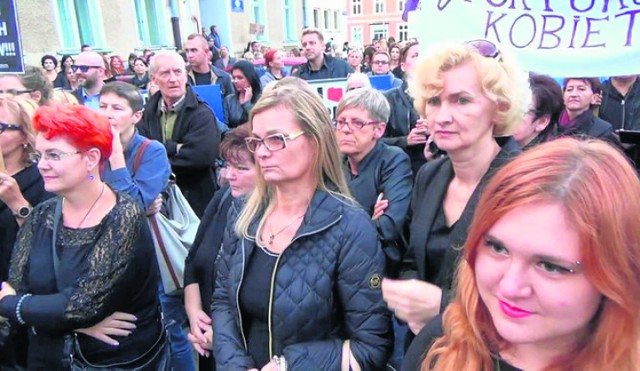 Pierwszy czarny protest  odbył się pod siedzibą PiS-u