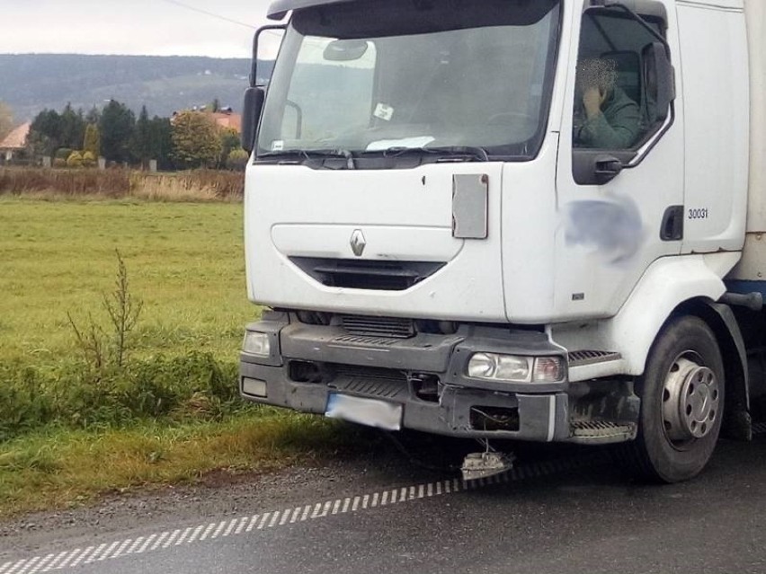 Zderzenie osobówki z samochodem ciężarowym w Świniarsku