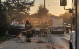 Wypadek na ulicy Krakowskiej w Tarnowie. Alfa romeo rozbiło się na latarni. Kierowca był pijany