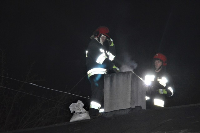 Wieczorna akcja straży pożarnej na osiedlu Karsznice w Zduńskiej Woli