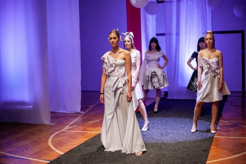 Pokaz mody w CKZiU w Sosnowcu, inspirowany "krajem kwitnącej...