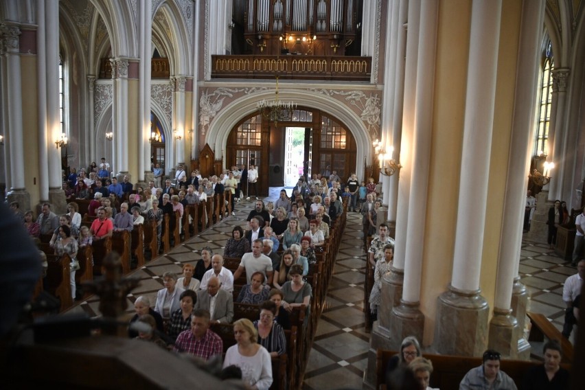 Uroczystość Zesłania Ducha Świętego, czyli Zielone Świątki w katedrze w Radomiu. Msza z udziałem biskupa. Zobaczcie zdjęcia