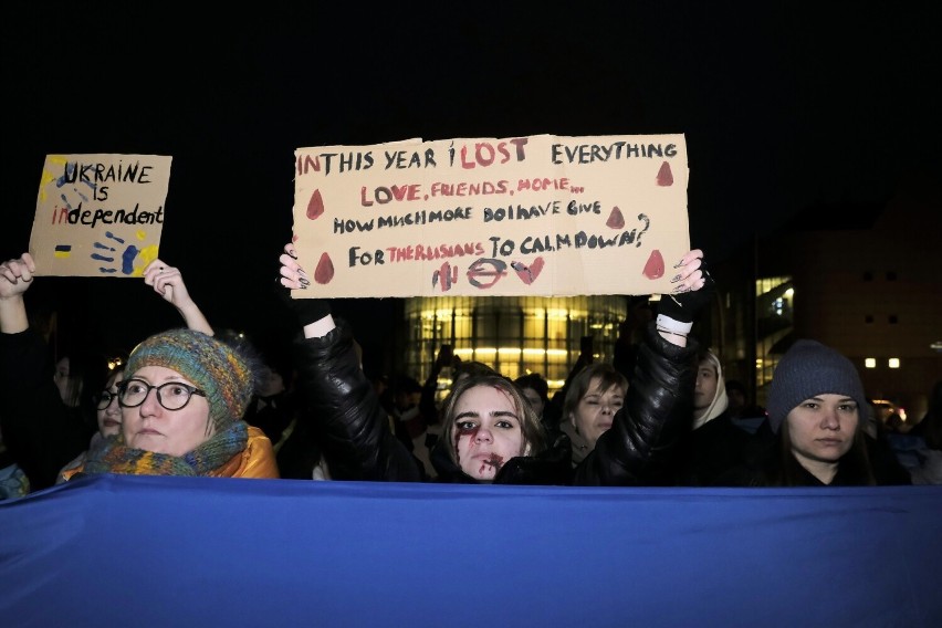 Na placu Mickiewicza w Poznaniu zorganizowano wiec poparcia...