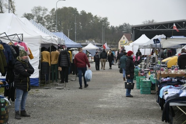 Mimo panującej pandemii, tradycyjny poniedziałkowy targ w Staszowie przyciągnął 9 listopada wiele osób. Przed wejściem na bazar należało zdezynfekować ręce, a każdy musiał mieć założoną maseczkę. Oprócz warzyw i owoców dużą popularnością cieszyły się ubrania, przede wszystkim buty i kurtki. 

Na kolejnych slajdach zobaczycie, co działo się na targu w Staszowie w poniedziałek>>> 