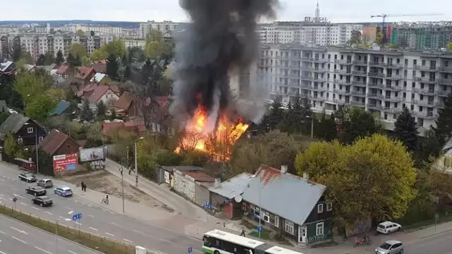 Pożar drewnianego domu na osiedlu Bema w Białymstoku [05.04.2021]