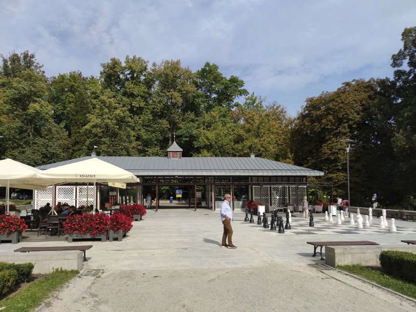 Park Zdrojowy w Polanicy-Zdroju. Widać pierwsze oznaki jesieni