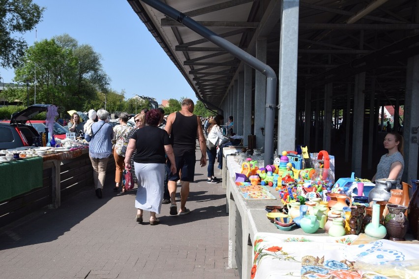 Majowy pchli targ w Szczecinku. Piękna pogoda, tłumy na rynku [zdjęcia]
