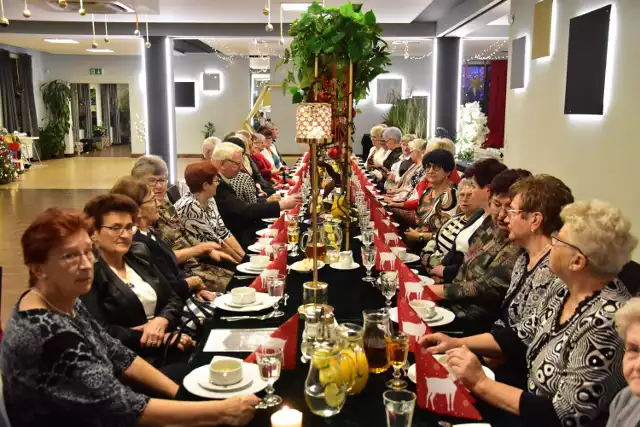 Związani ze Związkiem Emerytów, Rencistów i Inwalidów w Żninie, spotkali się aby podzielić się opłatkiem w restauracji Parkowa w Żninie, w czwartek (14.12.2023).