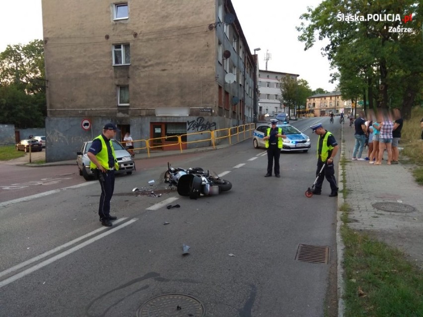 Zabrze: Wypadek w Mikulczycach z udziałem motocyklisty [ZDJĘCIA]. 20-letni kierowca osobówki nie udzielił pierwszeństwa motocykliście
