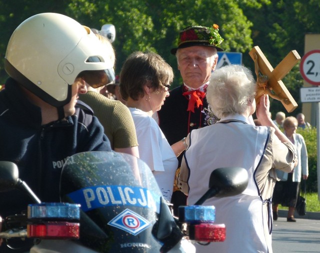 &#8233;Przez jasnogórskich paulinów łowicka pielgrzymka nazywana jest &#8222;jaskółką&#8221;. Łowiccy pątnicy jako jedni z pierwszych docierają do jasnogórskiego klasztoru. Impulsem dla łowiczan, którzy po raz pierwszy pielgrzymowali na Jasną Górę w połowie XVII wieku, była wieść o &#8222;cudownej&#8221; obronie częstochowskiego klasztoru przez Szwedami.
-&nbsp;Jedni idą podziękować za maturę, inni mają własne intencje, wszyscy jednak prosimy o błogosławieństwo dla naszej szkoły i dziękujemy za 50-lecie posługi kapłańskiej księdza biskupa Józefa Zawitkowskiego - mówi Aleksander Frankiewicz, katecheta ze szkoły rolniczej w Zduńskiej Dąbrowie.

Pątnicy dojdą na Jasną Górę 26 maja. Dzień później wezmą udział w kościelnym święcie Zesłania Ducha Świętego, czyli popularnych Zielonych Świątkach.