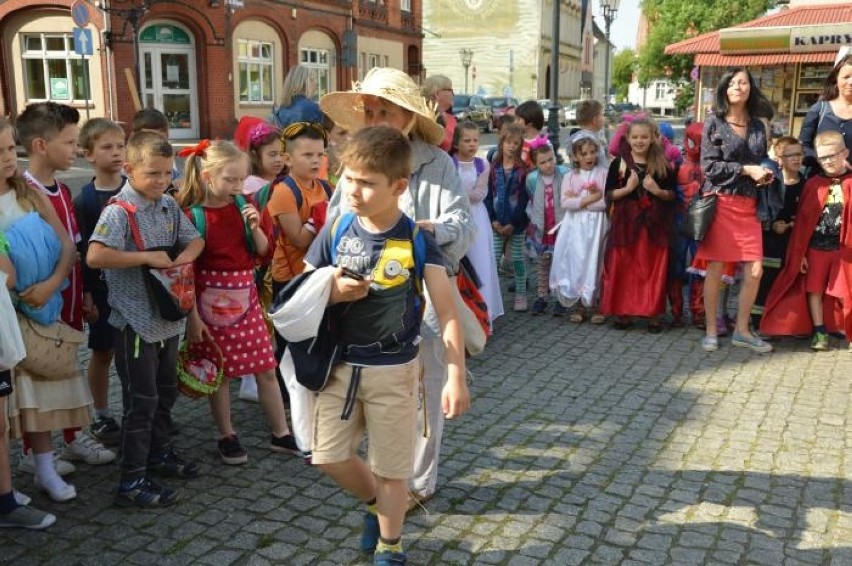 Setki bajkowych postaci w centrum Świebodzina. Przez miasto przemaszerował barwny Korowód Żywej Książki [dużo zdjęć]