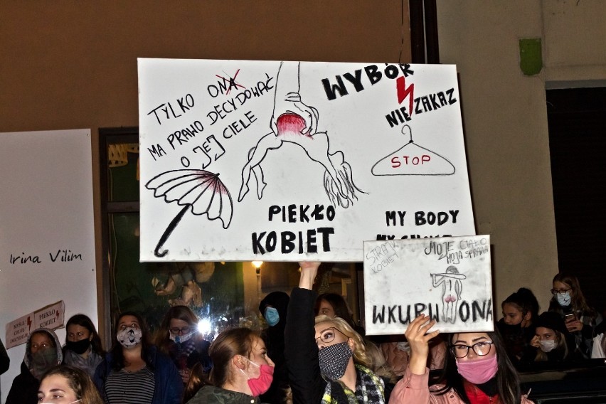 Wieluń. Poseł Rychlik wytyka organizatorce protestów, że jest sprzątaczką w szkole ZDJĘCIA