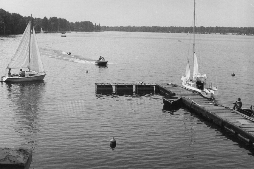 Zwyczajny dzień w Dąbrowie Górniczej... kilkadziesiąt lat temu. Kto pamięta takie miasto? Oto ZDJĘCIA z początku lat 90.!