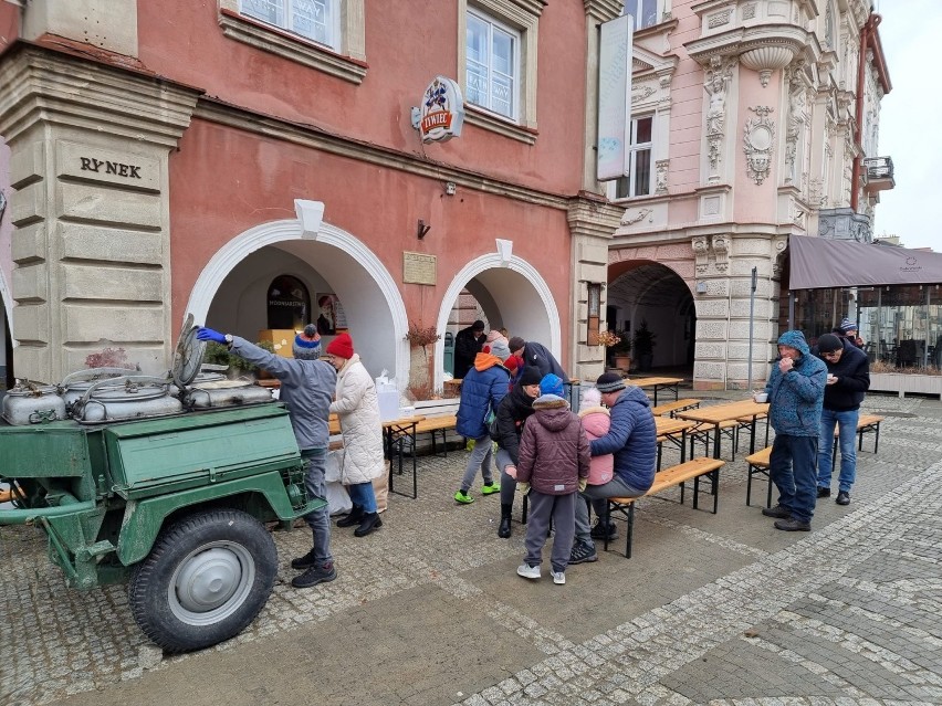 W Przemyślu rozdawali 100 litrów pysznego żurku. Akcja restauracji BOSKO i grupy Przemyskie Serca dla WOŚP! [ZDJĘCIA]