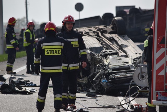 Wypadek na obwodnicy Nowych Skalmierzyc. BMW X5 zderzyło się z ciężarówką