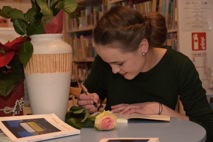 Marta Goluch zaprezentowała w kartuskiej bibliotece nowy tom poezji „Ludzie to Słowa”