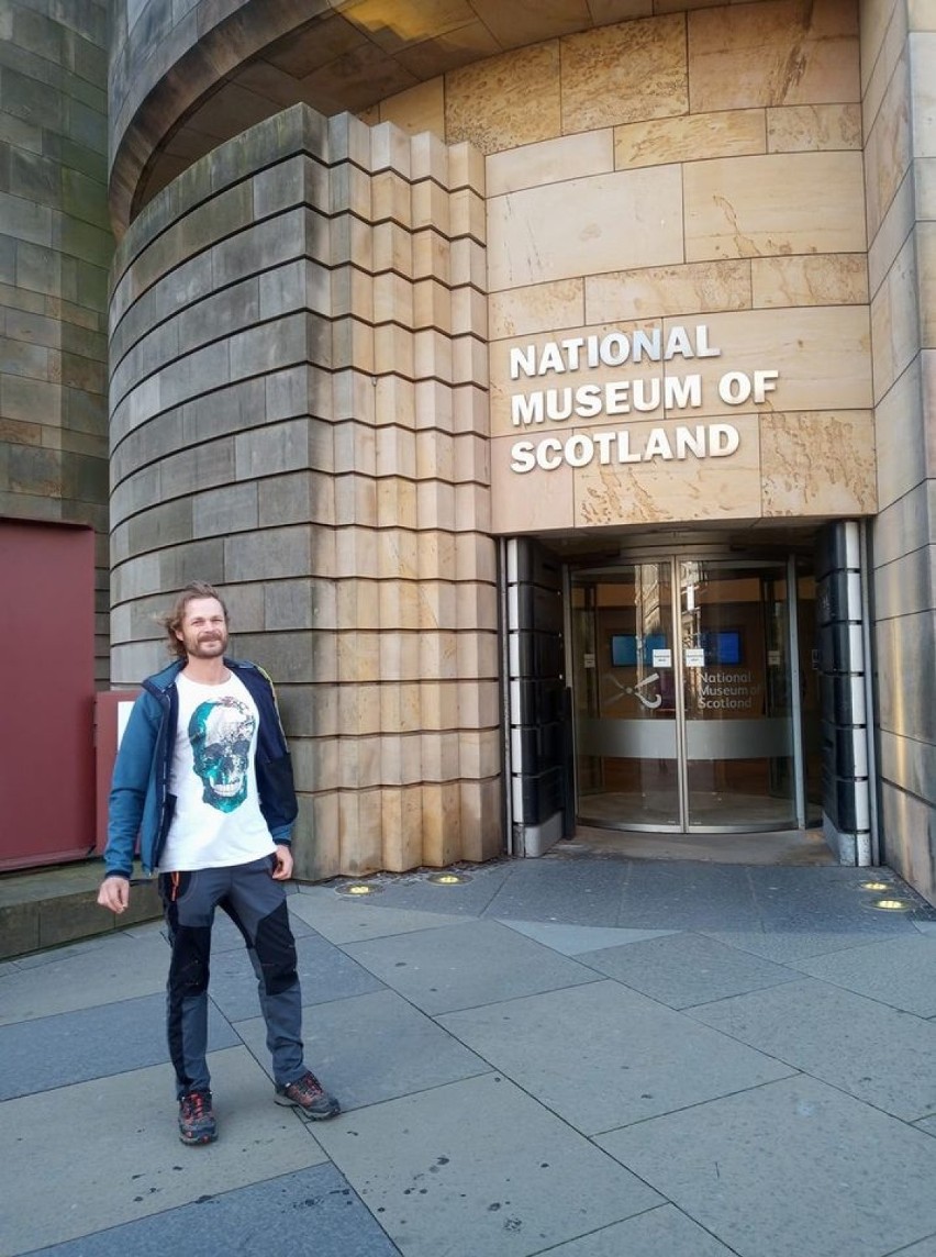 Wacław Konik przed National Museum of Scotland