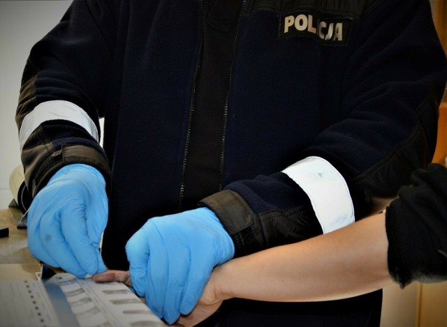 Policjanci z tczewskiej jednostki policji zatrzymali 20-latka odpowiedzialnego za kradzież z włamaniem do pomieszczenia gospodarskiego, mieszkania, kawiarni i kwiaciarni. Łączne straty, jakie powstały w wyniku tego przestępczego procederu to ponad 8 tysięcy złotych. 