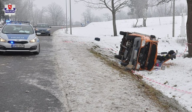 Wypadek w Wólce Abramowskiej: 60-latek dachował busem. Do szpitali trafiły trzy osoby