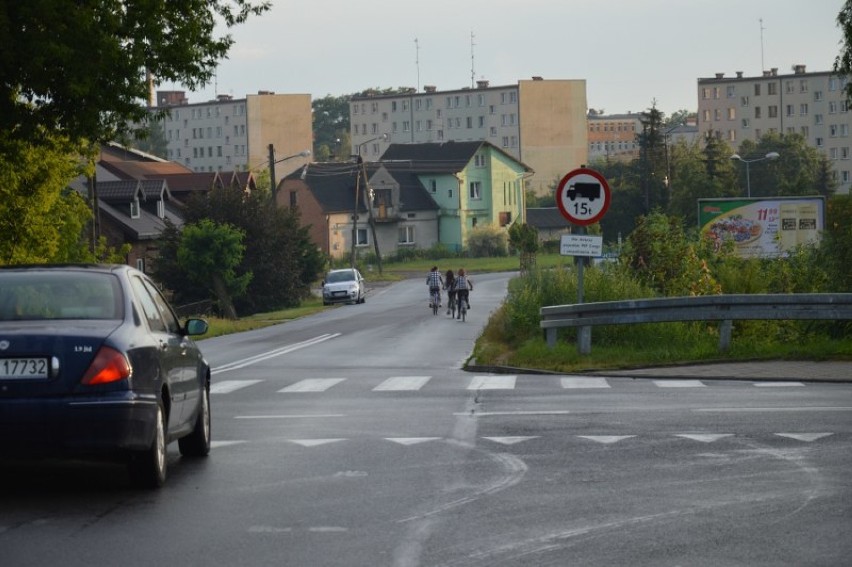 Zduńska Wola. Co stoi na przeszkodzie dokończenia budowy chodnika przy Leśmiana w Karsznicach? ZDJĘCIA