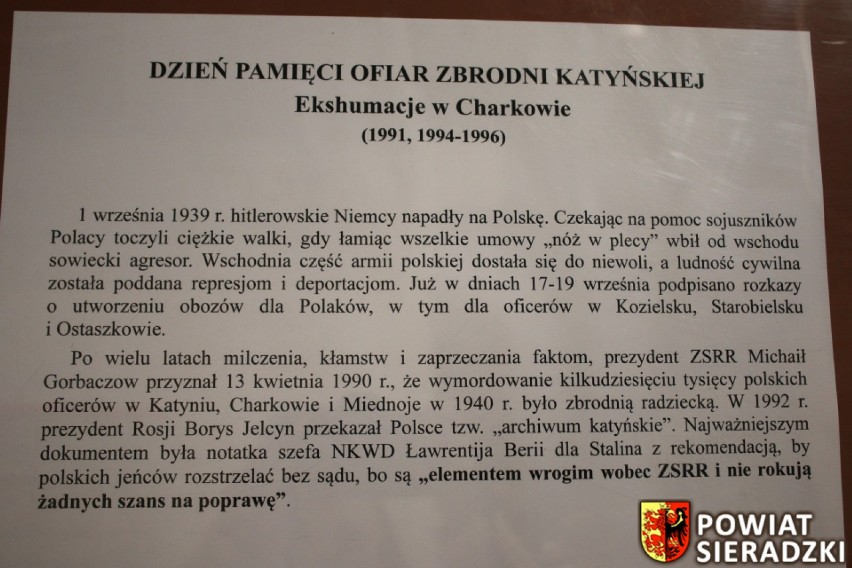 Wystawa pamięci Ofiar Zbrodni Katyńskiej w Starostwie Powiatowym w Sieradzu (zdjęcia)