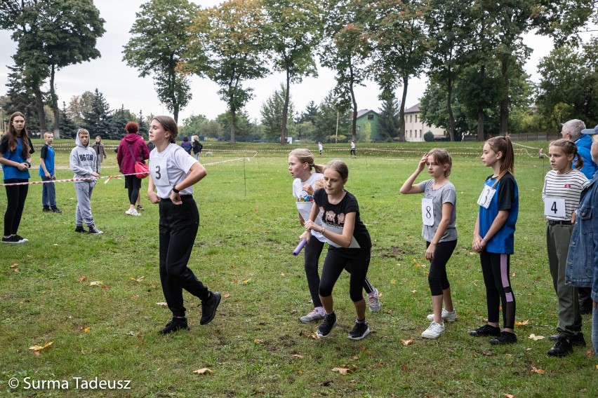 Sztafetowe biegi przełajowe szkół w Stargardzie. Wyniki i dużo zdjęć z trasy i podium