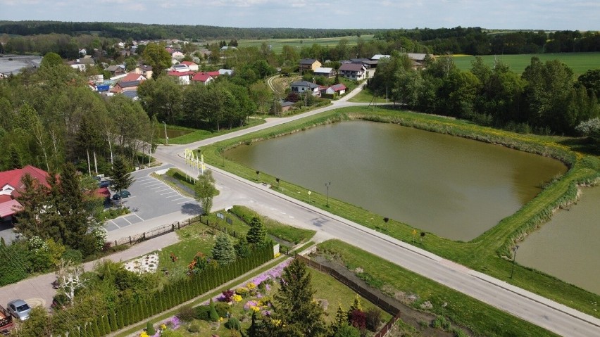 Lubelskie. Poznajcie urokliwą miejscowość w powiecie kraśnickim! Niepozorna Rzeczyca Księża zachwyca z lotu ptaka. Zdjęcia z drona