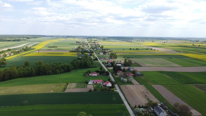 Lubelskie. Poznajcie urokliwą miejscowość w powiecie kraśnickim! Niepozorna Rzeczyca Księża zachwyca z lotu ptaka. Zdjęcia z drona