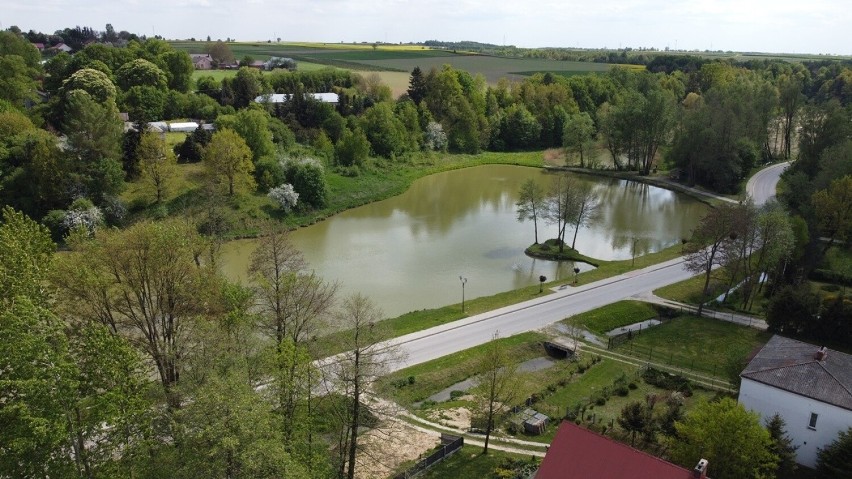 Lubelskie. Poznajcie urokliwą miejscowość w powiecie kraśnickim! Niepozorna Rzeczyca Księża zachwyca z lotu ptaka. Zdjęcia z drona