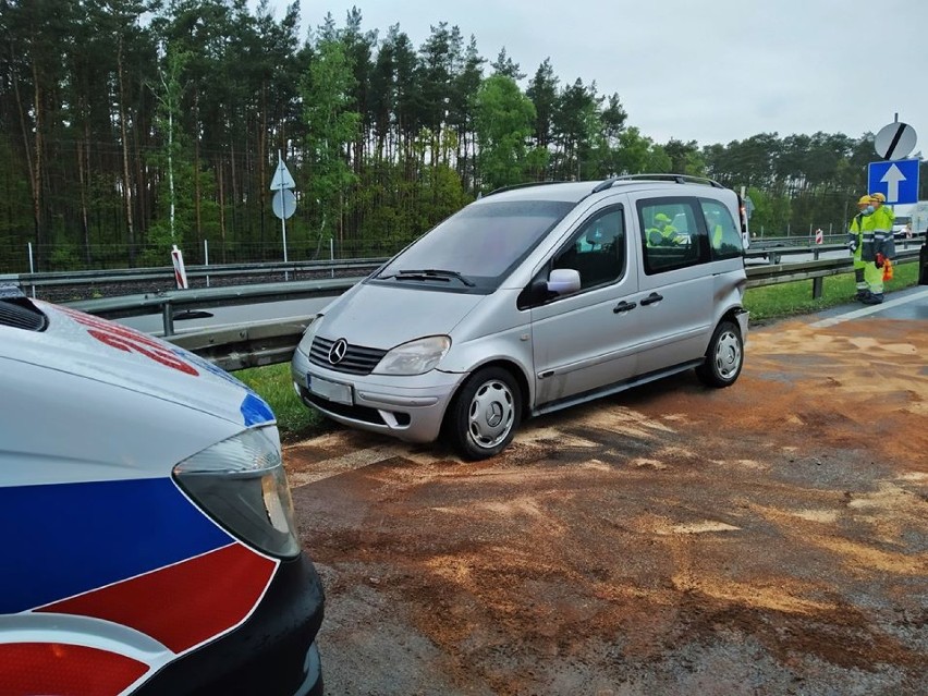 Kolizja na S3. Strażacy musieli zabezpieczyć miejsce zdarzenia