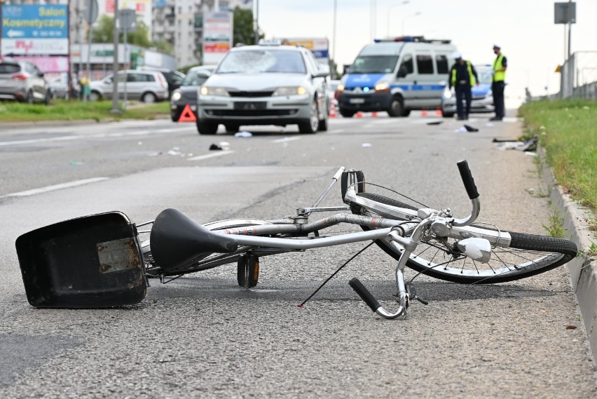 Groźny wypadek na Warszawskiej w Kielcach. Taksówka potrąciła rowerzystę (WIDEO, ZDJĘCIA)