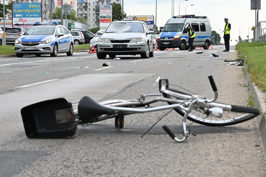 Groźny wypadek na Warszawskiej w Kielcach. Taksówka potrąciła rowerzystę (WIDEO, ZDJĘCIA)