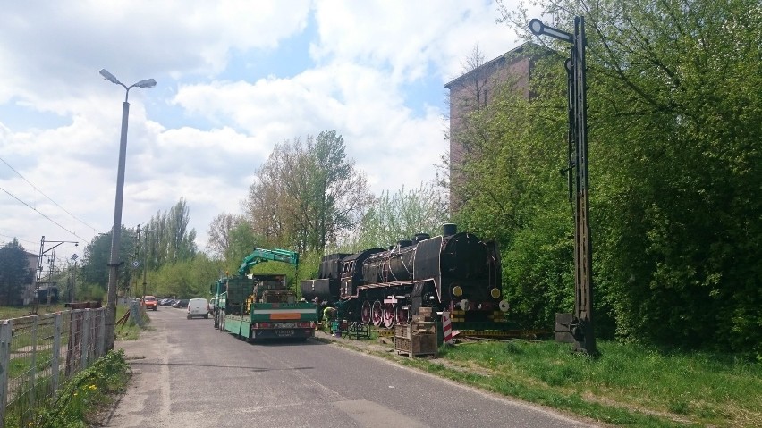 Transport zabytkowej lokomotywy w Łazach