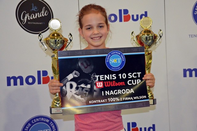 Młoda reprezentantka Bełchatowskiego Towarzystwa Sportowego “AS” Marta Dudek zwyciężyła w obu kategoriach, w turnieju Tenis 10 Wilson Cup o Puchar Burmistrza Pszczyny i wywalczyła zawodniczy kontrakt z firmą Wilson.