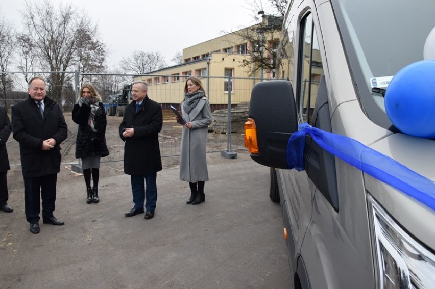 Nowy samochód dla niepełnosprawnych dzieci. Pojadą do szkoły nowiutkim fordem [zdjęcia]