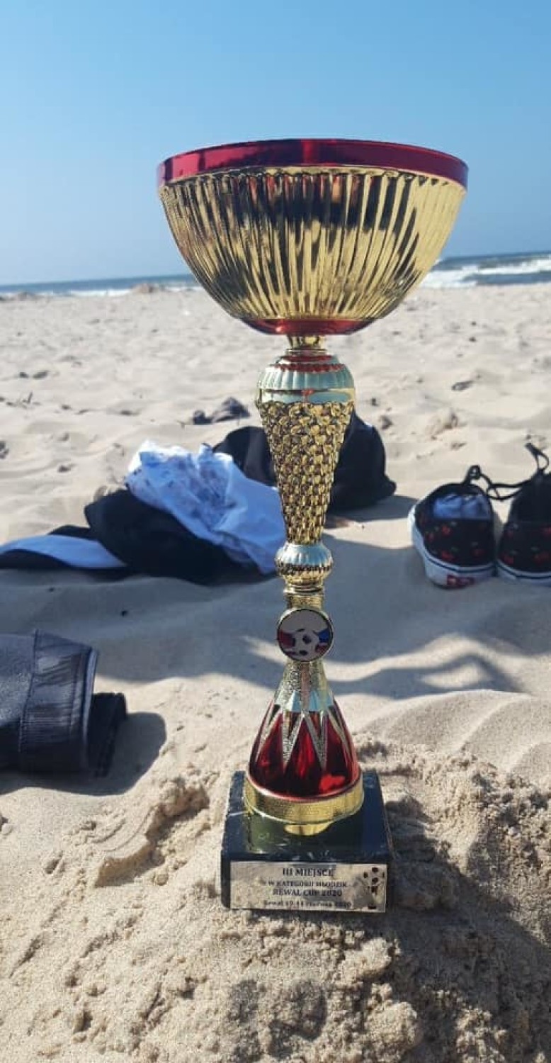 Młodzi piłkarze z Lipusza zajęli 3 miejsce w turnieju Rewal Cup 2020. Dominikę Lemańczyk uznano najlepszą bramkarką [ZDJĘCIA]