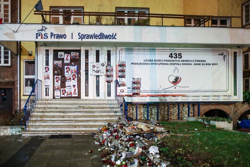 Siedziba PiS-u i pomnik Kaczyńskiego w Szczecinie oblepiona plakatami strajku kobiet
