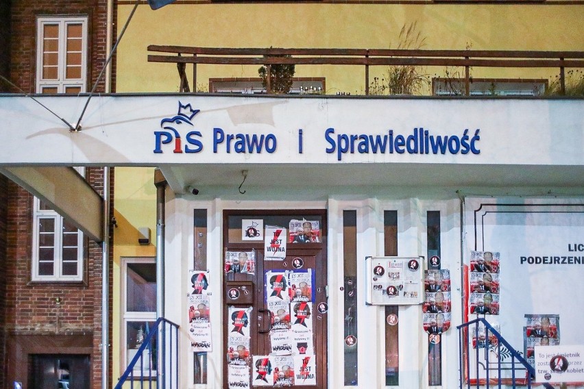 Siedziba PiS-u i pomnik Kaczyńskiego w Szczecinie oblepiona plakatami strajku kobiet