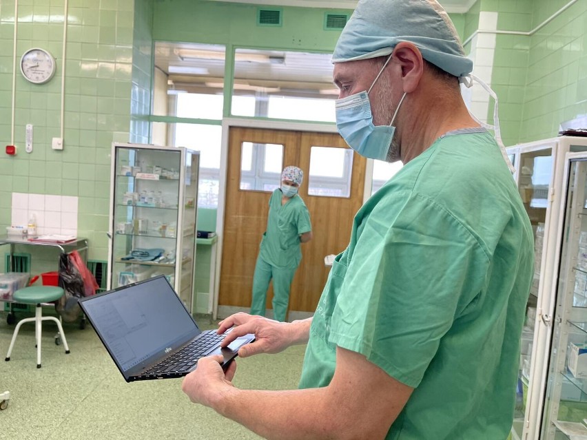 Szpital w Kaliszu operuje z użyciem pierwszego na świecie miniaturowego ramienia ortopedycznego. ZDJĘCIA