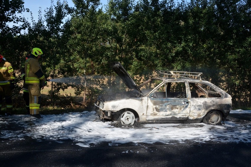 Pożar samochodu w Dalkowie. Auto doszczętnie spłonęło