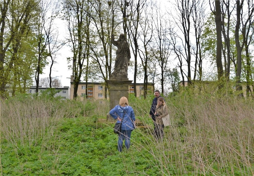 Przed kamienną rzeźbą Chrystusa