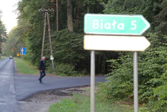 Burmistrz Tadeusz Kowalski w trakcie odbioru technicznego drogi